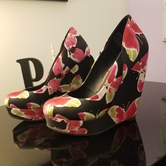 Elle shoes black with pink/green butterflies - Picture 1 of 3